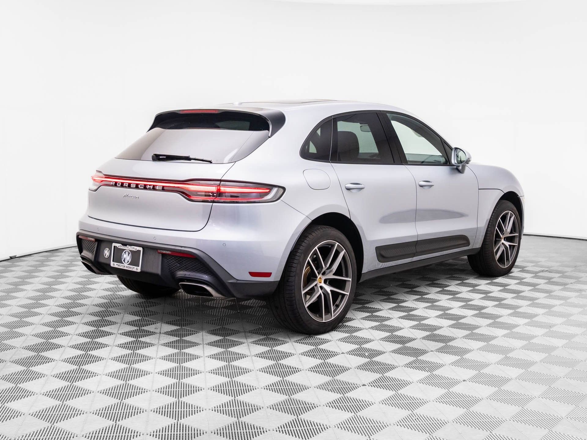 Certified 2025 Porsche Macan image 8