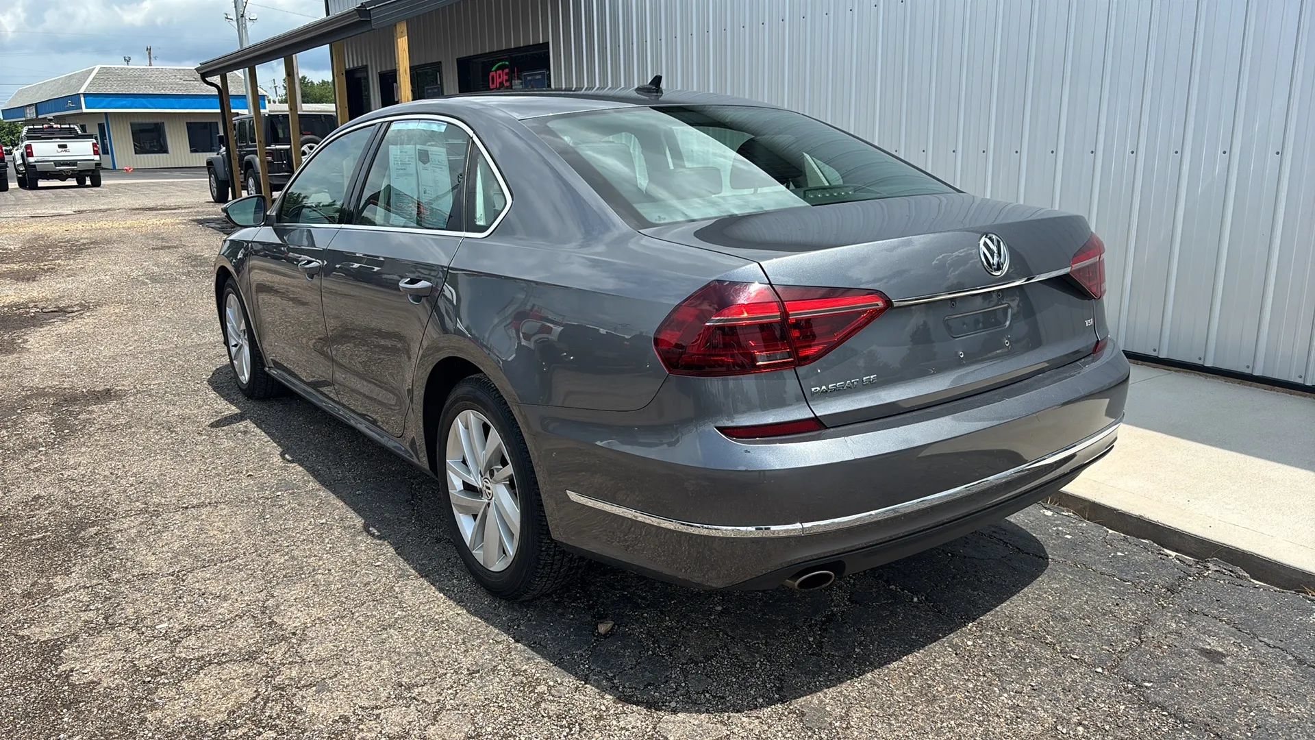 Used 2018 Volkswagen Passat 2.0T SE w/ SE Lighting Package FWD image 3