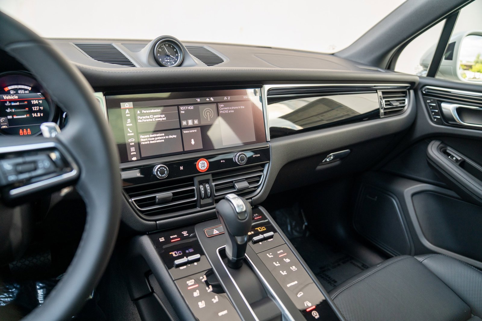 Certified 2025 Porsche Macan image 14