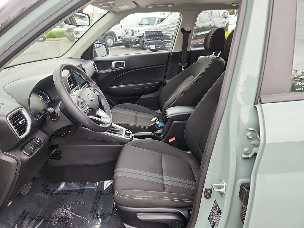 Used 2025 Hyundai Venue SEL FWD image 13