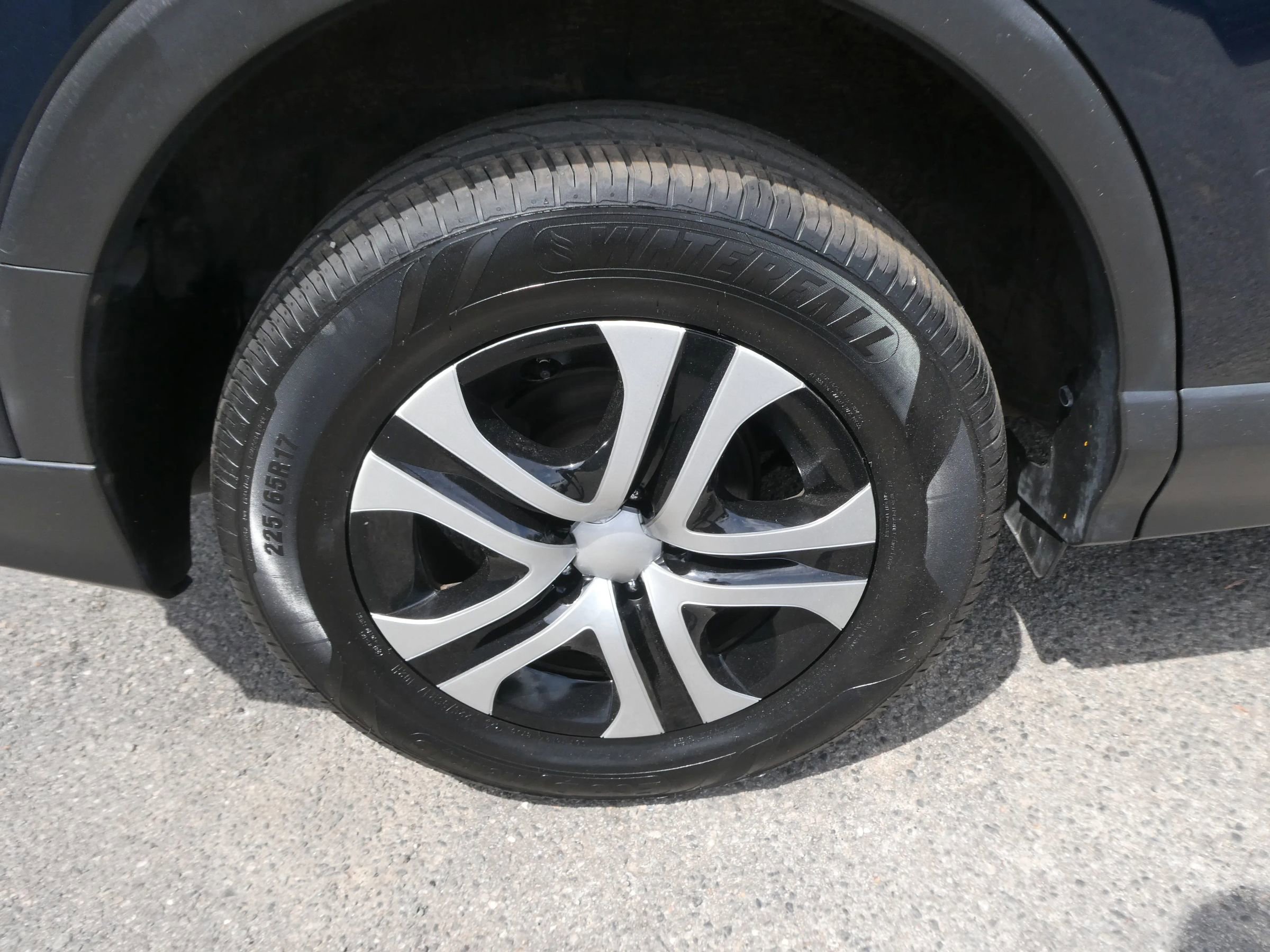 Used 2018 Toyota RAV4 LE AWD/4WD image 30