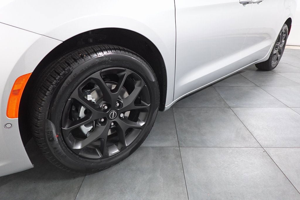 New 2026 Chrysler Pacifica Select w/ S Appearance Package image 30
