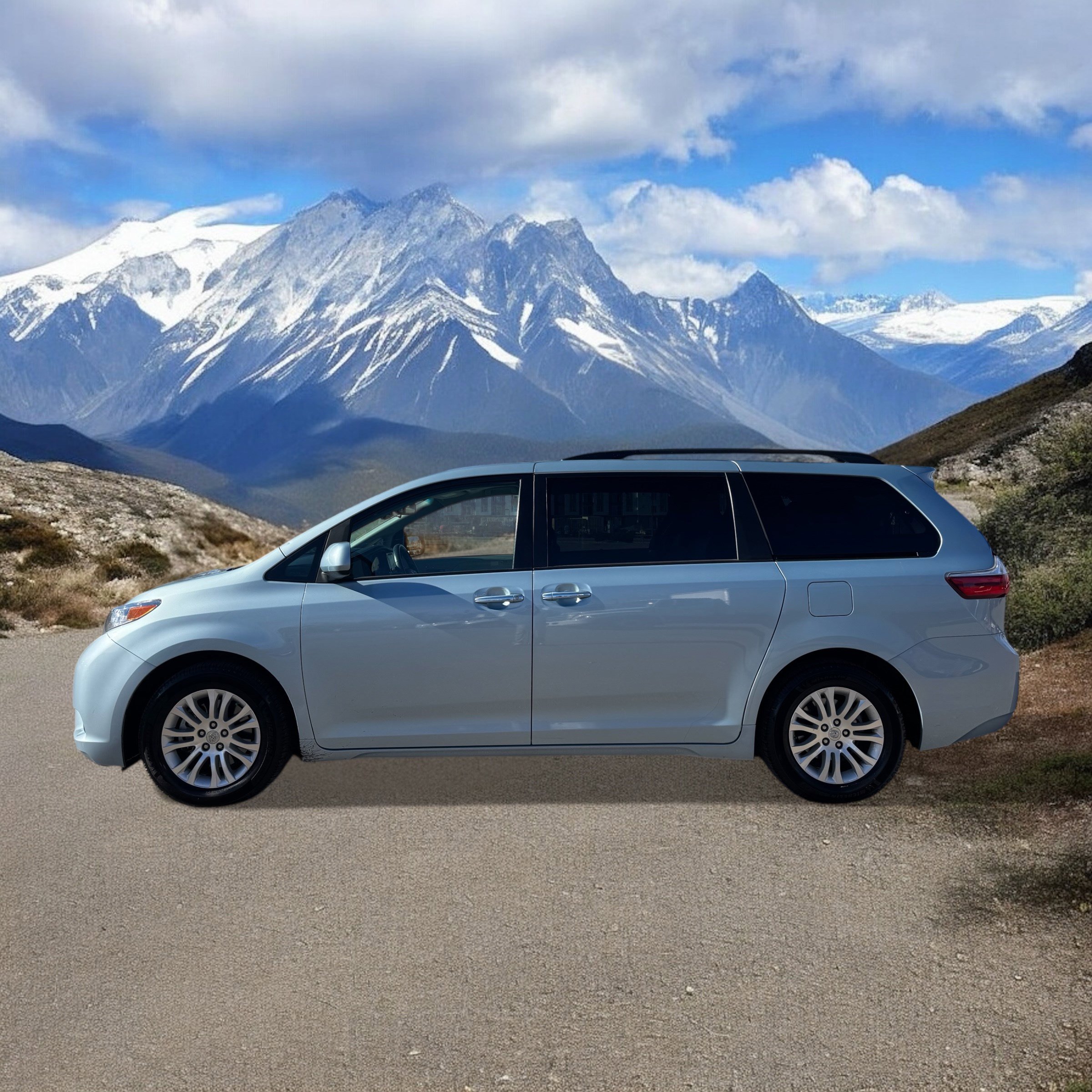 Used 2017 Toyota Sienna XLE image 2