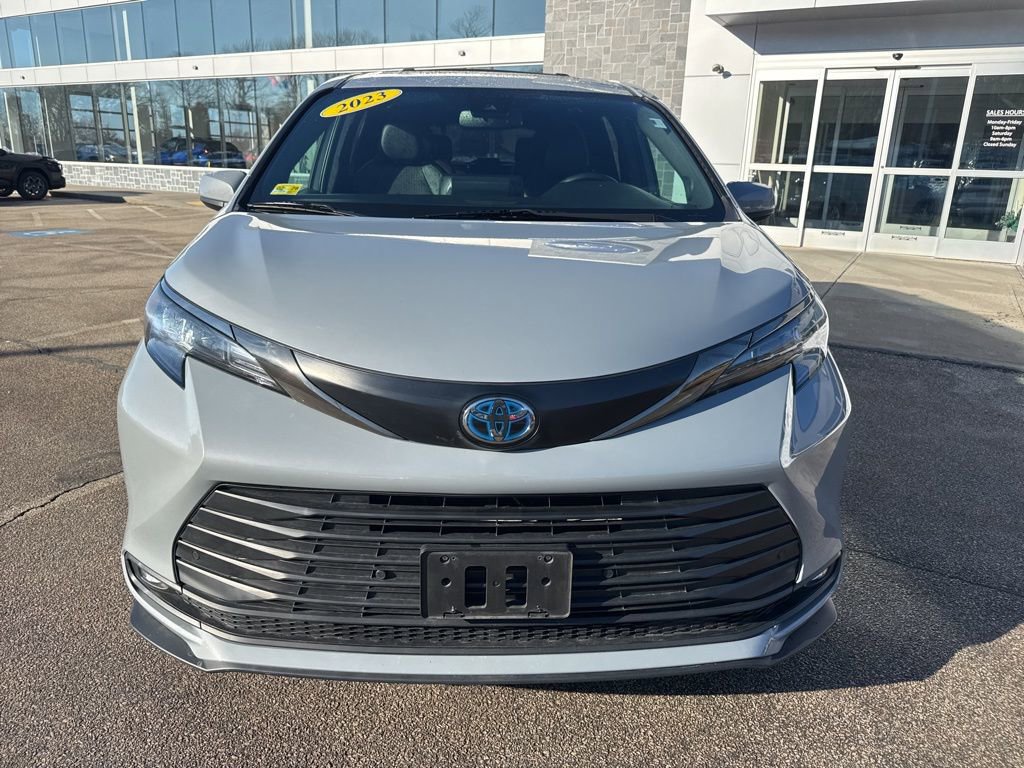 Used 2023 Toyota Sienna XLE Woodland Edition image 6