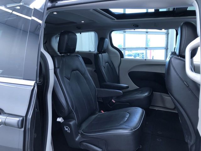 Used 2018 Chrysler Pacifica Limited w/ Tire & Wheel Group FWD image 22