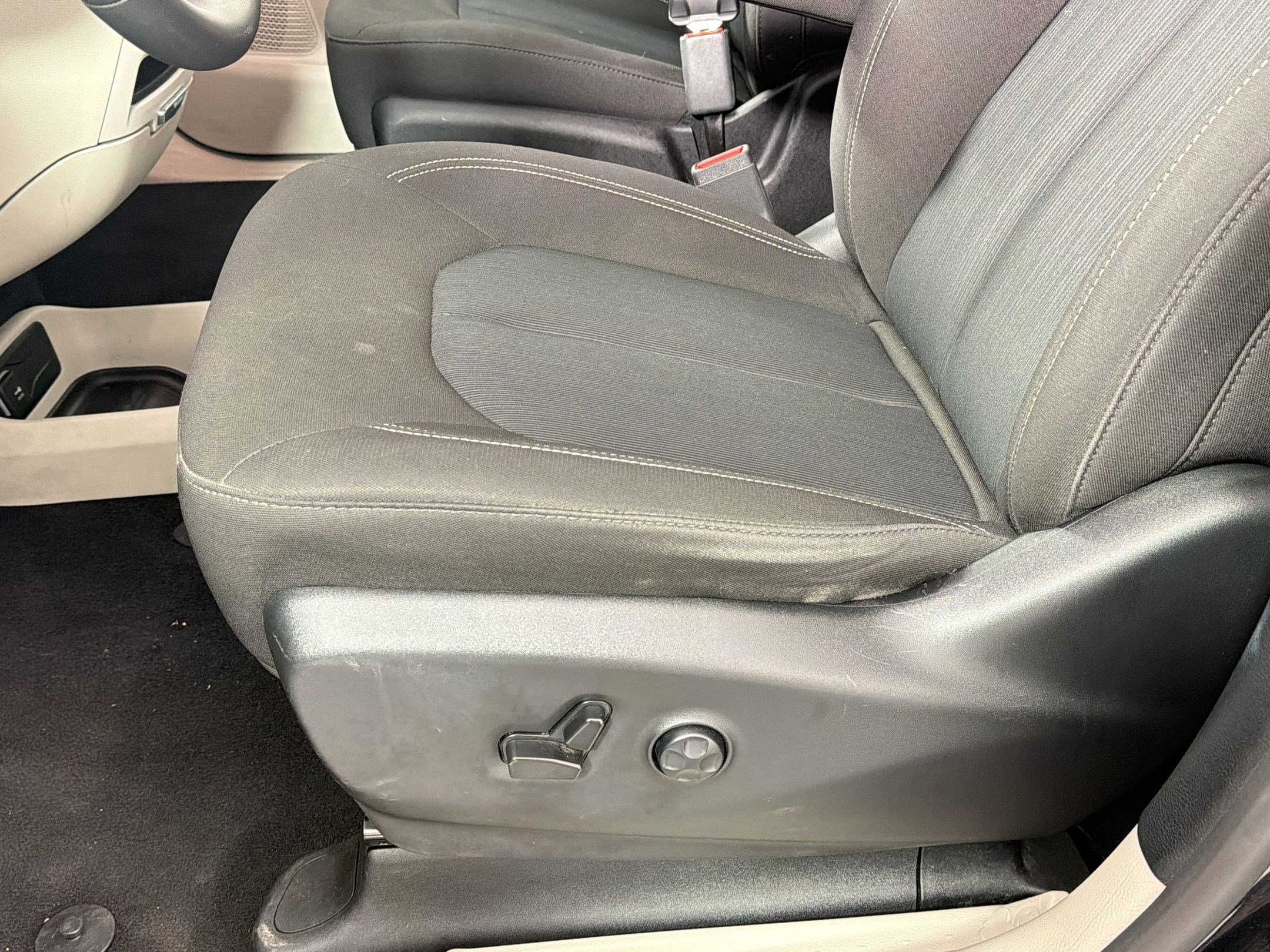 Used 2023 Chrysler Voyager LX image 14