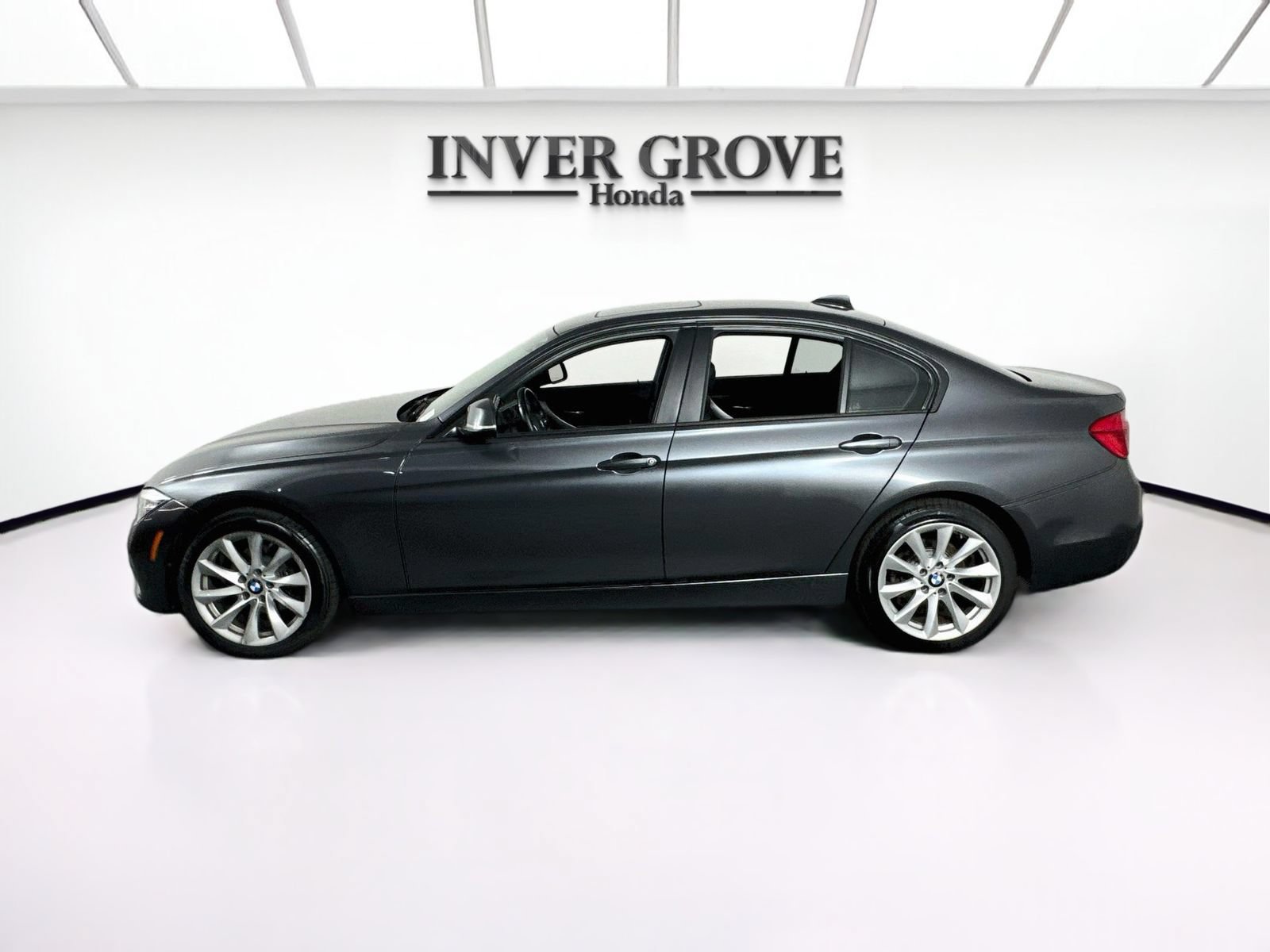 Used 2017 BMW 320i xDrive Sedan AWD/4WD image 8