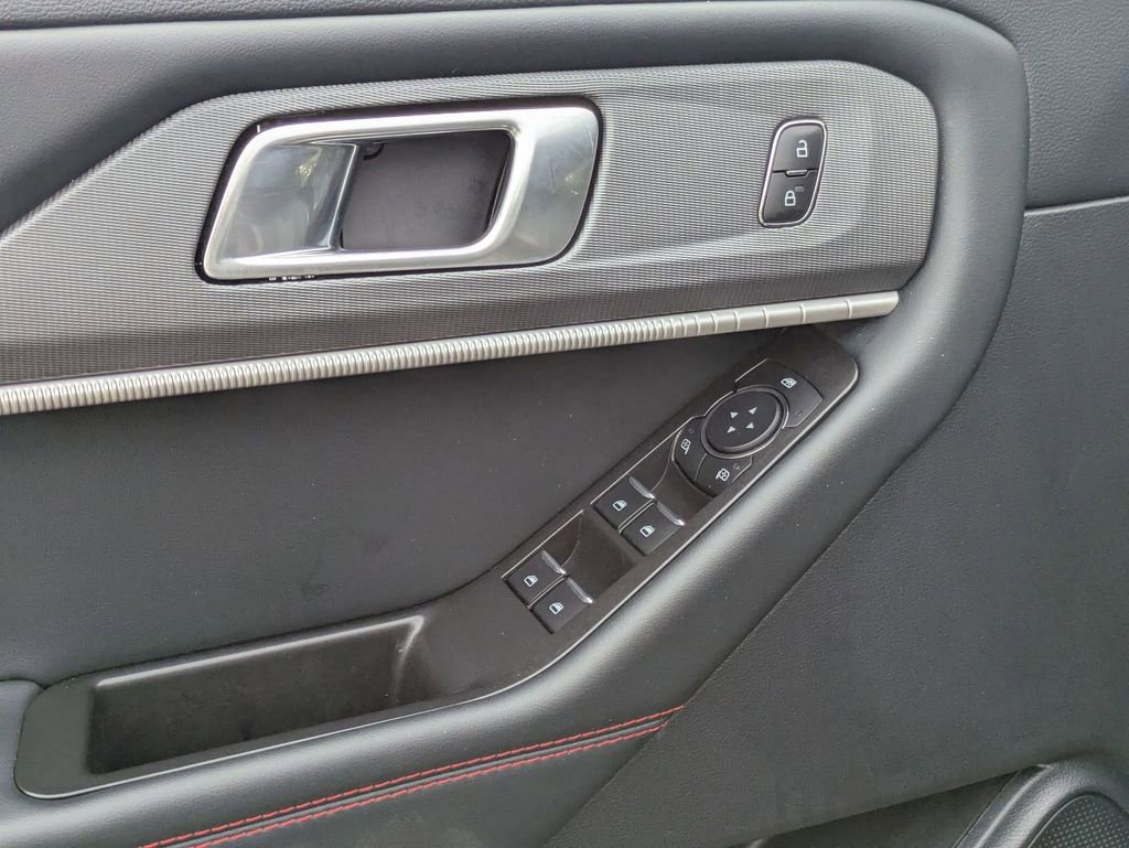 Used 2025 Ford Explorer ST-Line w/ ST-Line Street Pack image 16