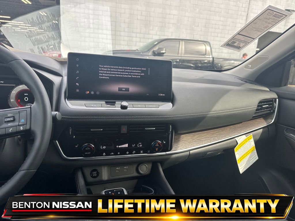 Used 2025 Nissan Rogue Platinum FWD image 15