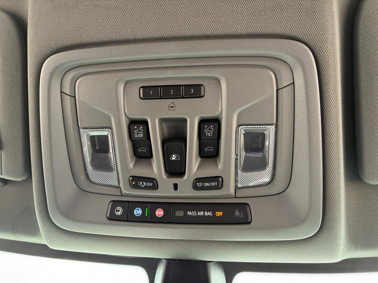 Used 2022 Chevrolet Silverado 1500 LTZ w/ Z71 Off-Road Package AWD/4WD image 11