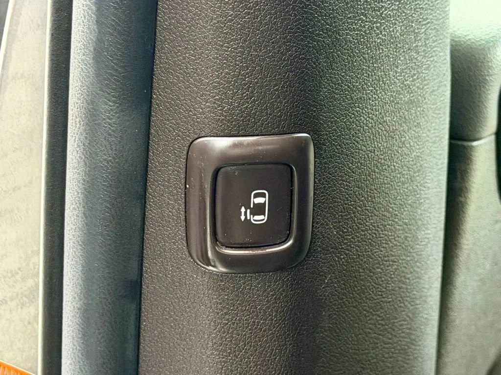 Used 2018 Kia Sedona SX Limited image 30