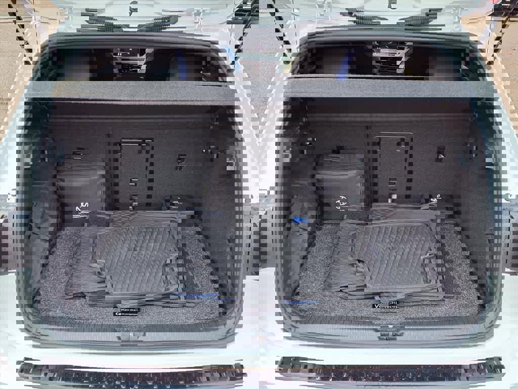 Used 2024 Volkswagen Golf R image 6