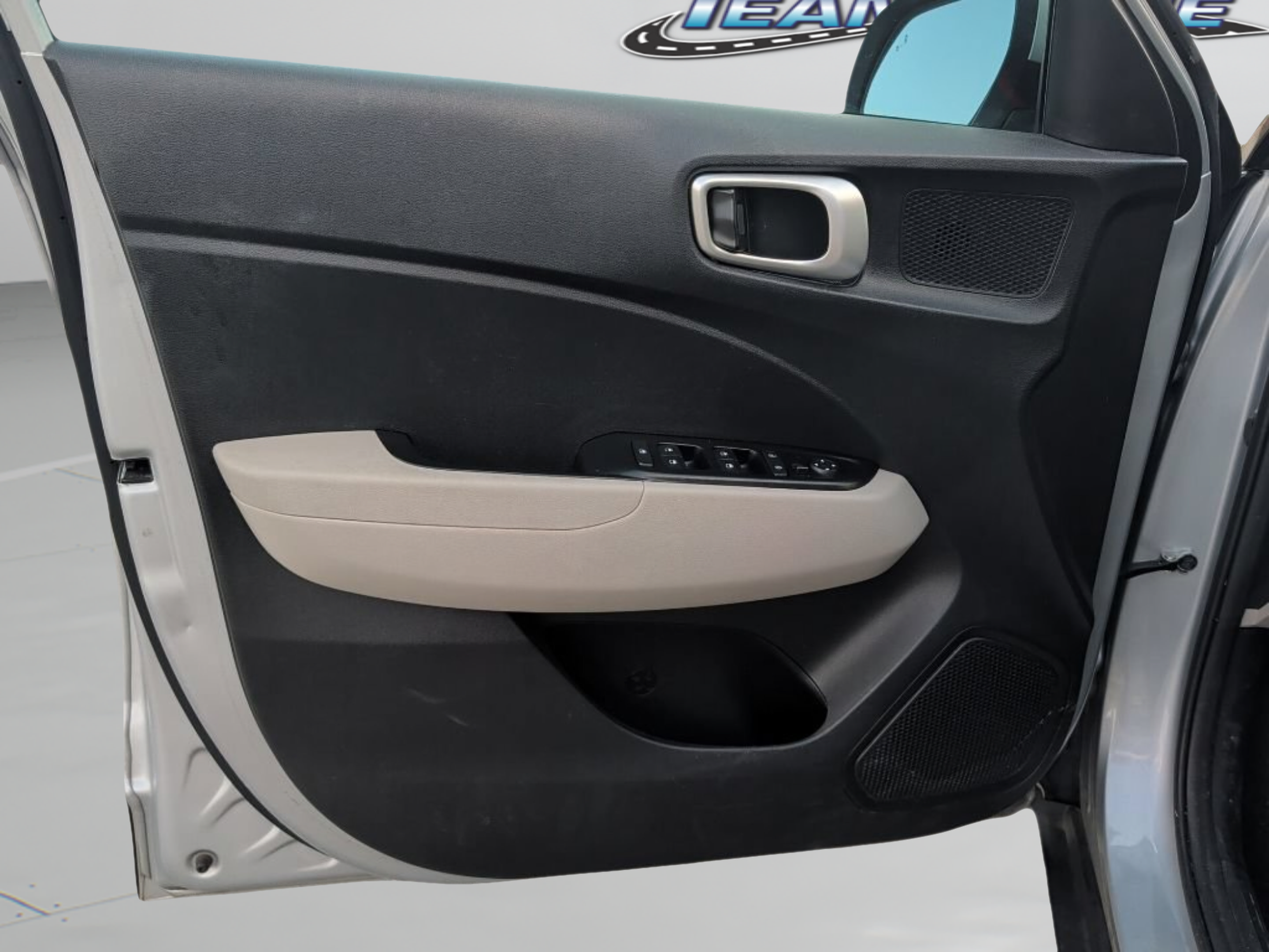 Used 2022 Hyundai Venue SEL FWD image 23