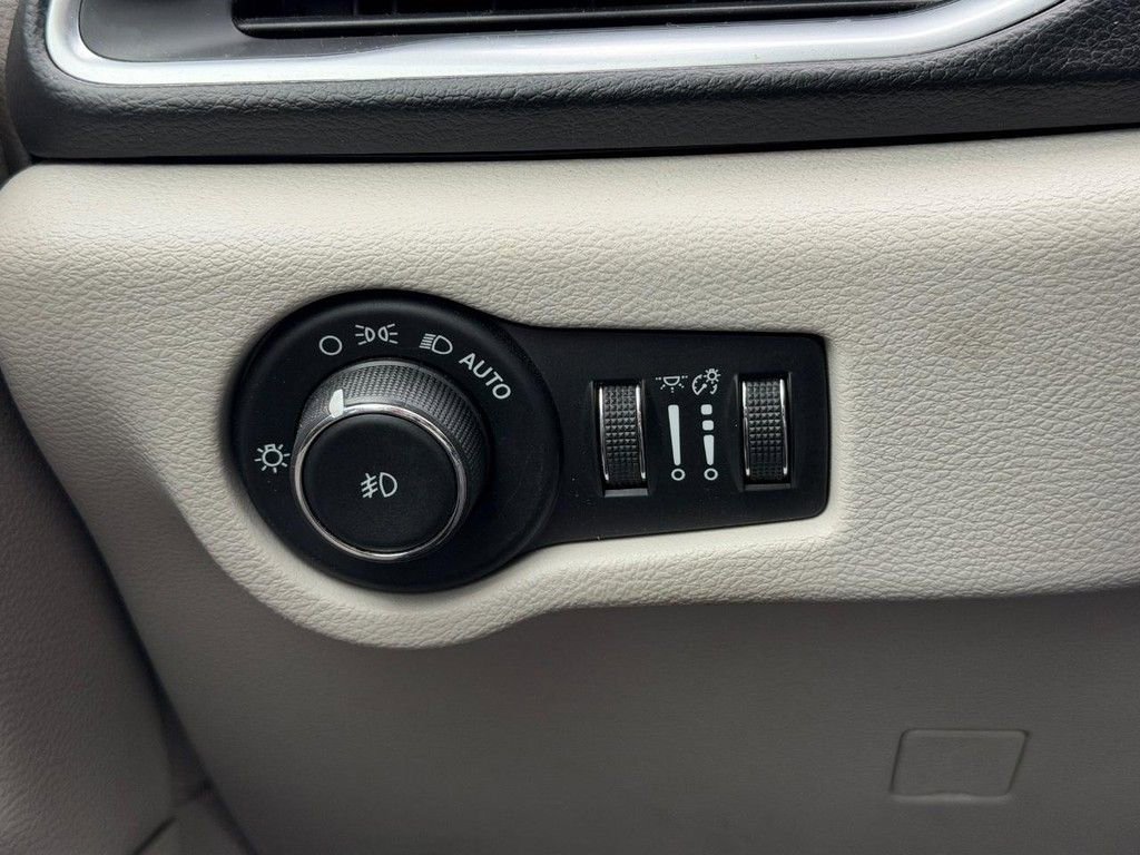Used 2017 Chrysler Pacifica Touring-L Plus FWD image 18