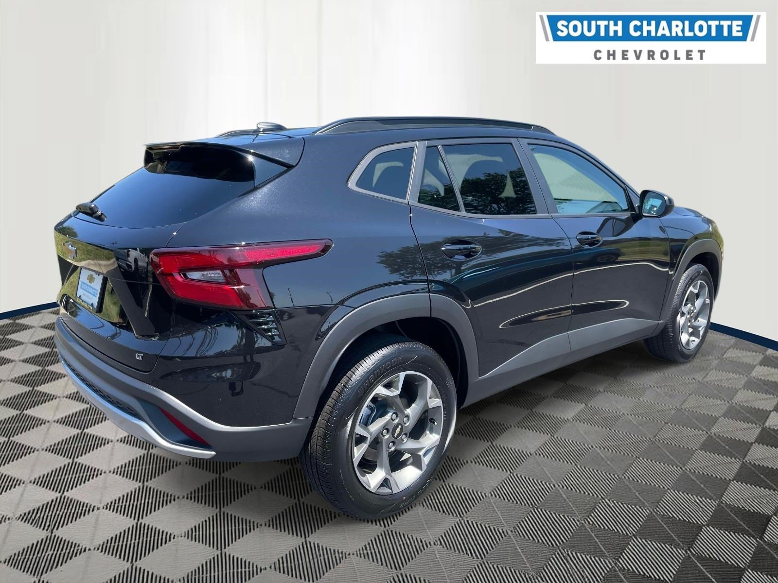 Used 2025 Chevrolet Trax LT w/ LT Convenience Package FWD image 3