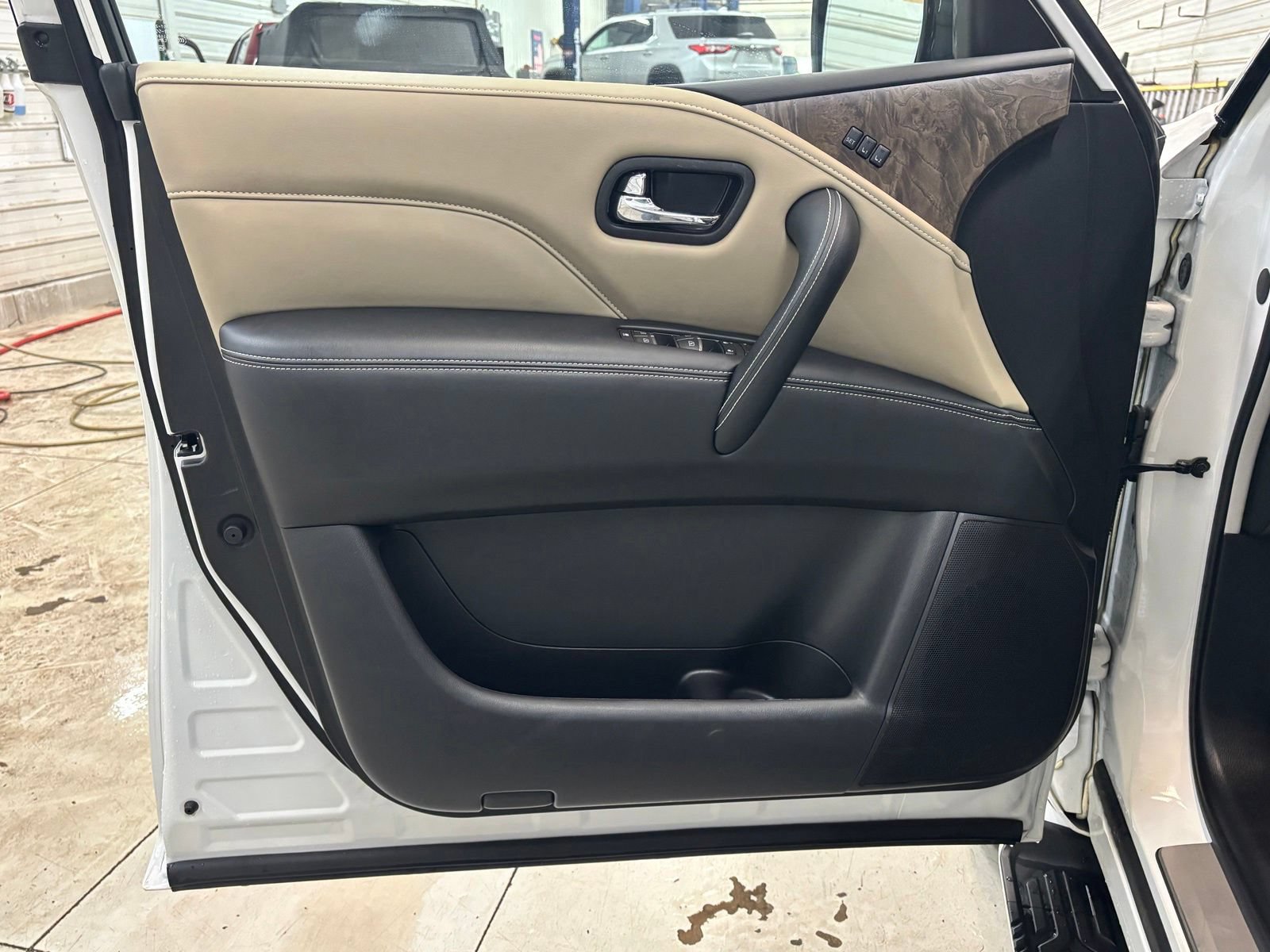 Used 2023 INFINITI QX80 Premium Select w/ Cargo Package AWD/4WD image 9