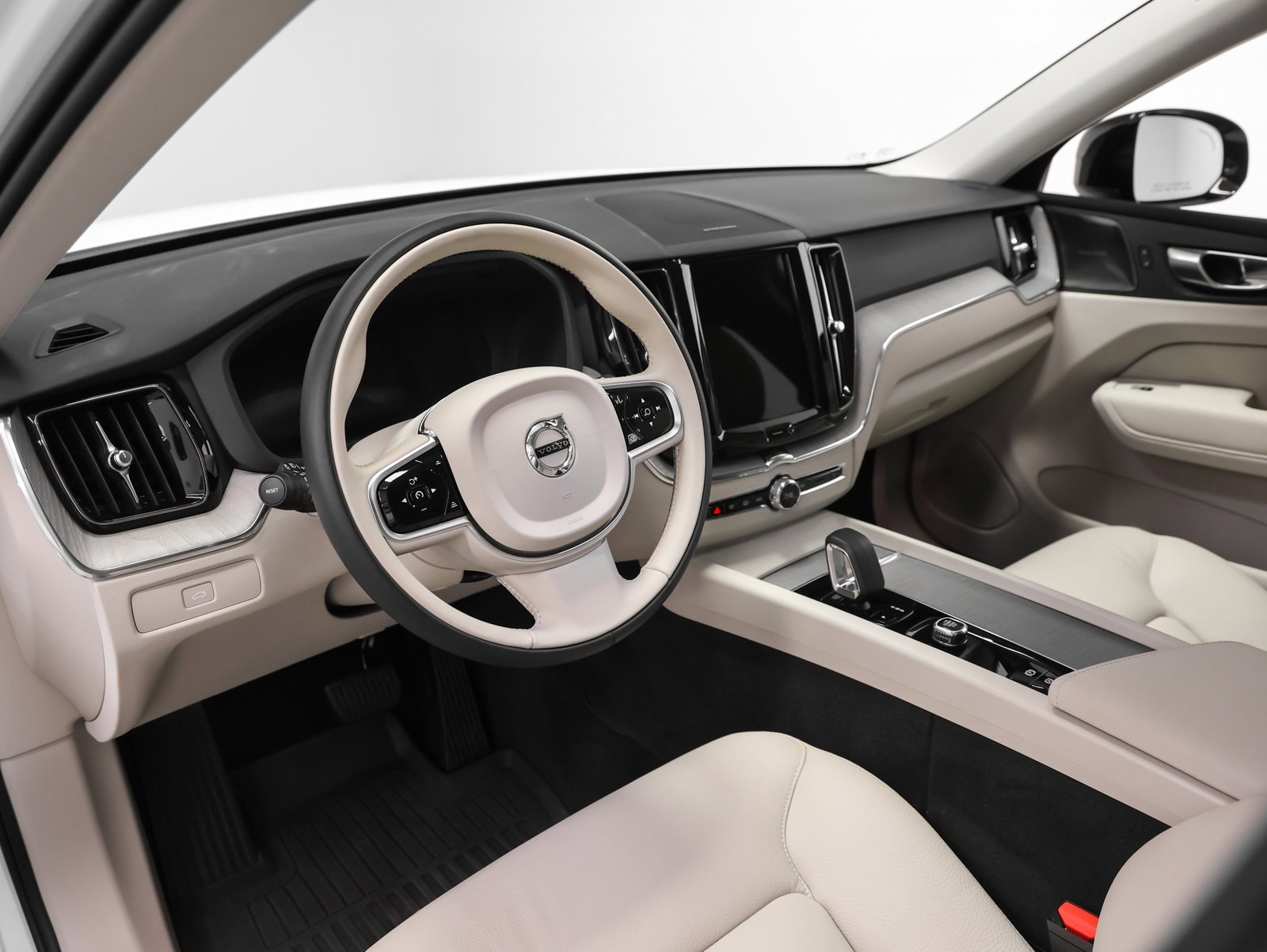 Used 2025 Volvo XC60 B5 Plus w/ Protection Package Premier image 4