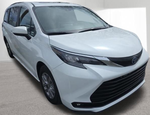 Used 2025 Toyota Sienna XLE FWD image 2