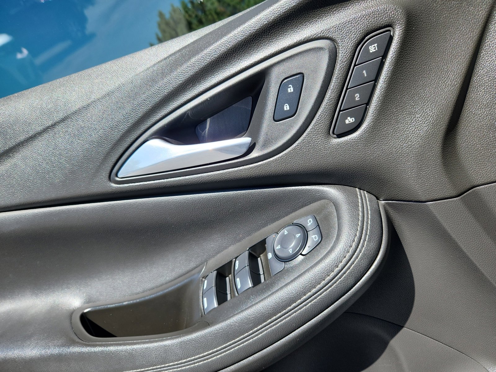 Used 2021 Buick Encore GX Essence image 16