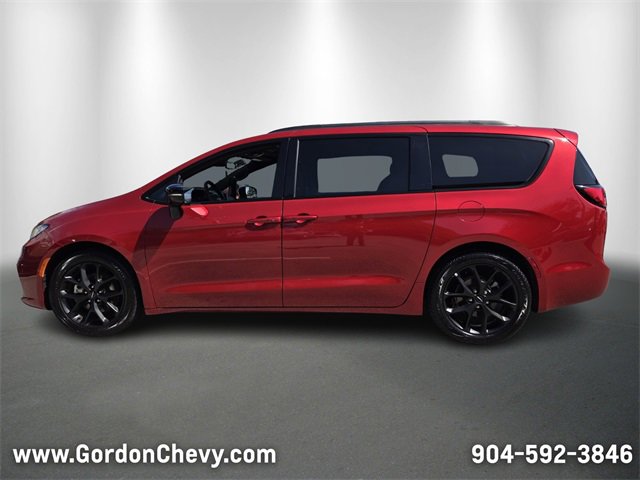 Used 2025 Chrysler Pacifica Limited image 2