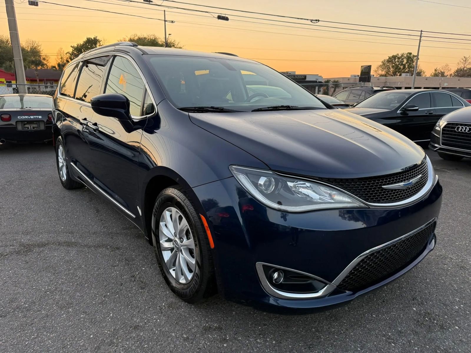 Used 2018 Chrysler Pacifica Touring-L Plus FWD image 3
