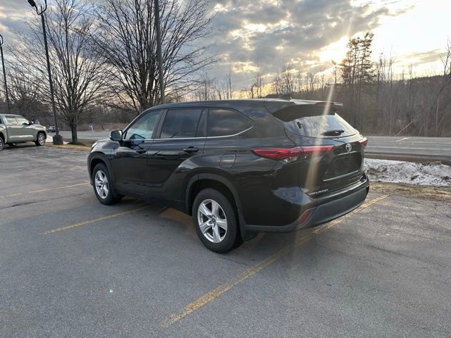 Used 2023 Toyota Highlander LE image 5