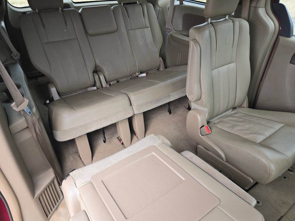 Used 2016 Chrysler Town & Country Touring FWD image 32