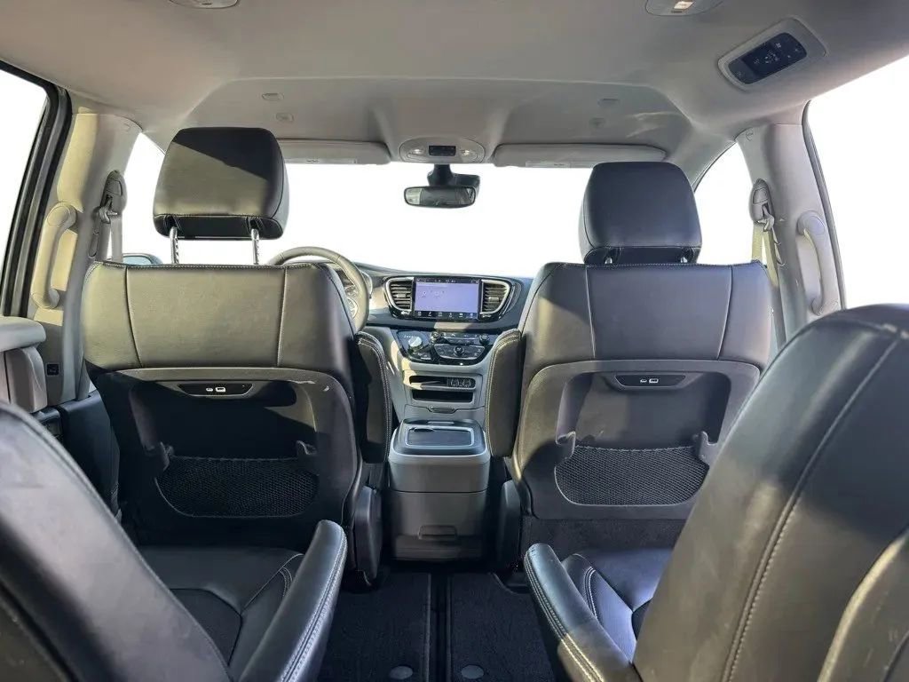 Used 2024 Chrysler Pacifica Touring-L image 22