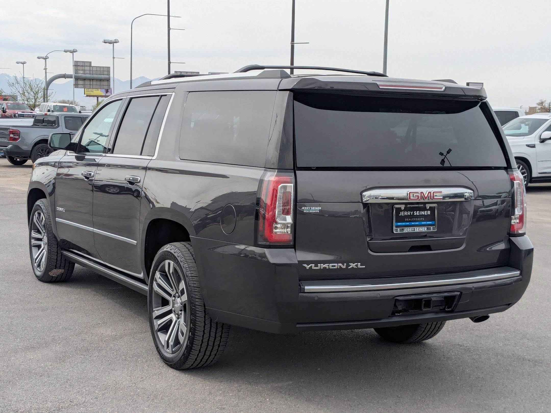 Used 2018 GMC Yukon XL Denali w/ Denali Ultimate Package image 3