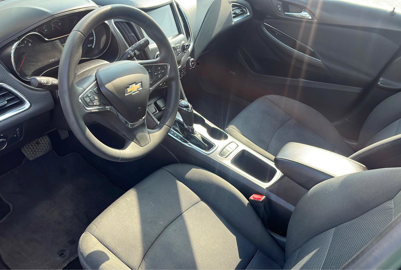 Used 2018 Chevrolet Cruze LT w/ Sun And Sound Package FWD image 10