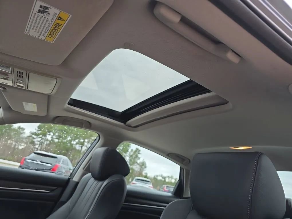 Used 2018 Honda Accord Touring image 17