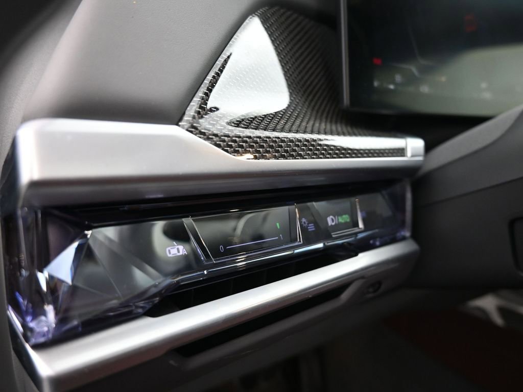 Used 2023 BMW 760i xDrive image 38