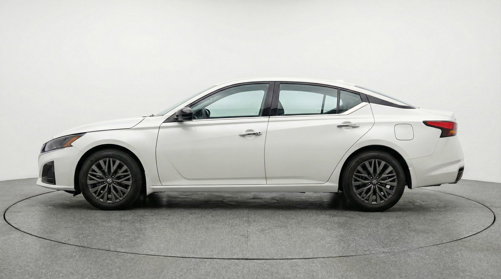 Used 2025 Nissan Altima 2.5 SV FWD image 5