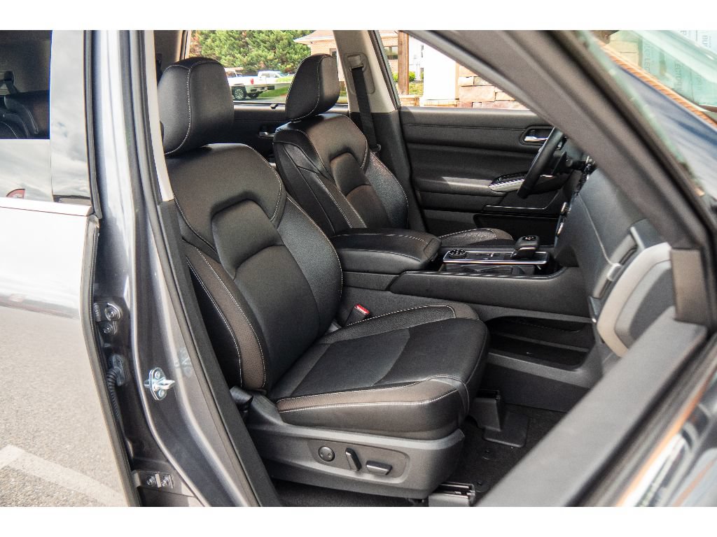 Used 2023 Nissan Pathfinder SL w/ Black Appearance Package AWD/4WD image 16