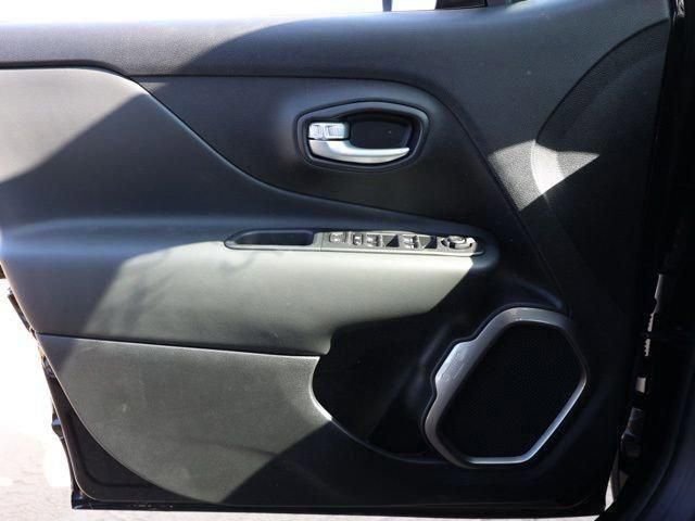 Used 2023 Jeep Renegade Latitude w/ Sun & Fun Group image 23