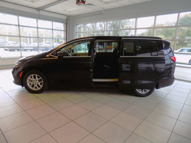 Used 2024 Chrysler Pacifica Touring-L image 36