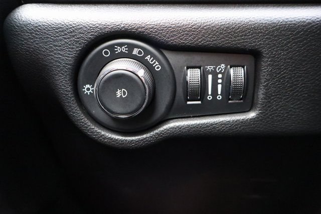 Used 2025 Chrysler Pacifica Limited FWD image 25