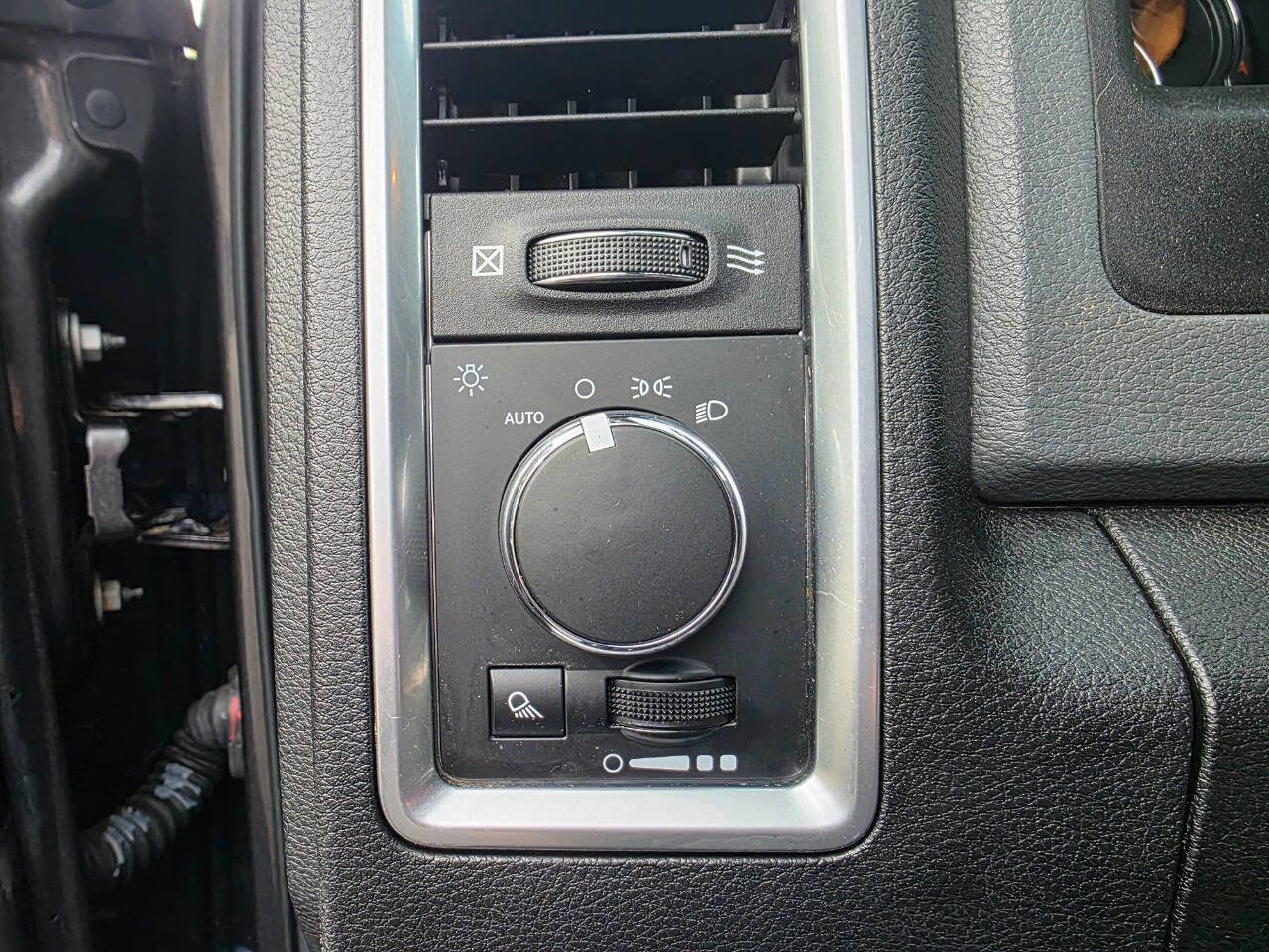 Used 2018 RAM 2500 SLT w/ Luxury Group image 15