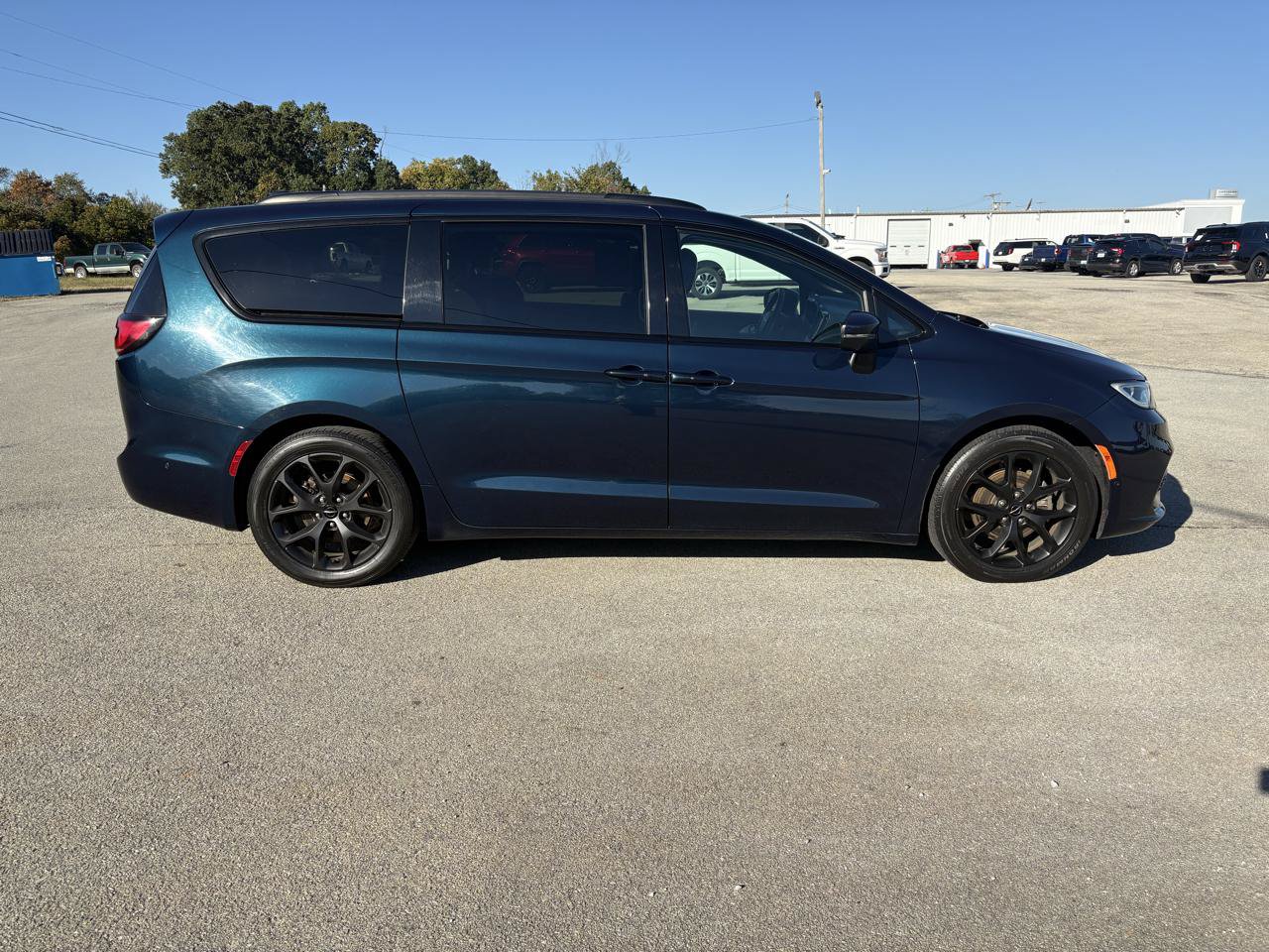 Used 2023 Chrysler Pacifica Touring-L w/ S Appearance Package FWD image 2