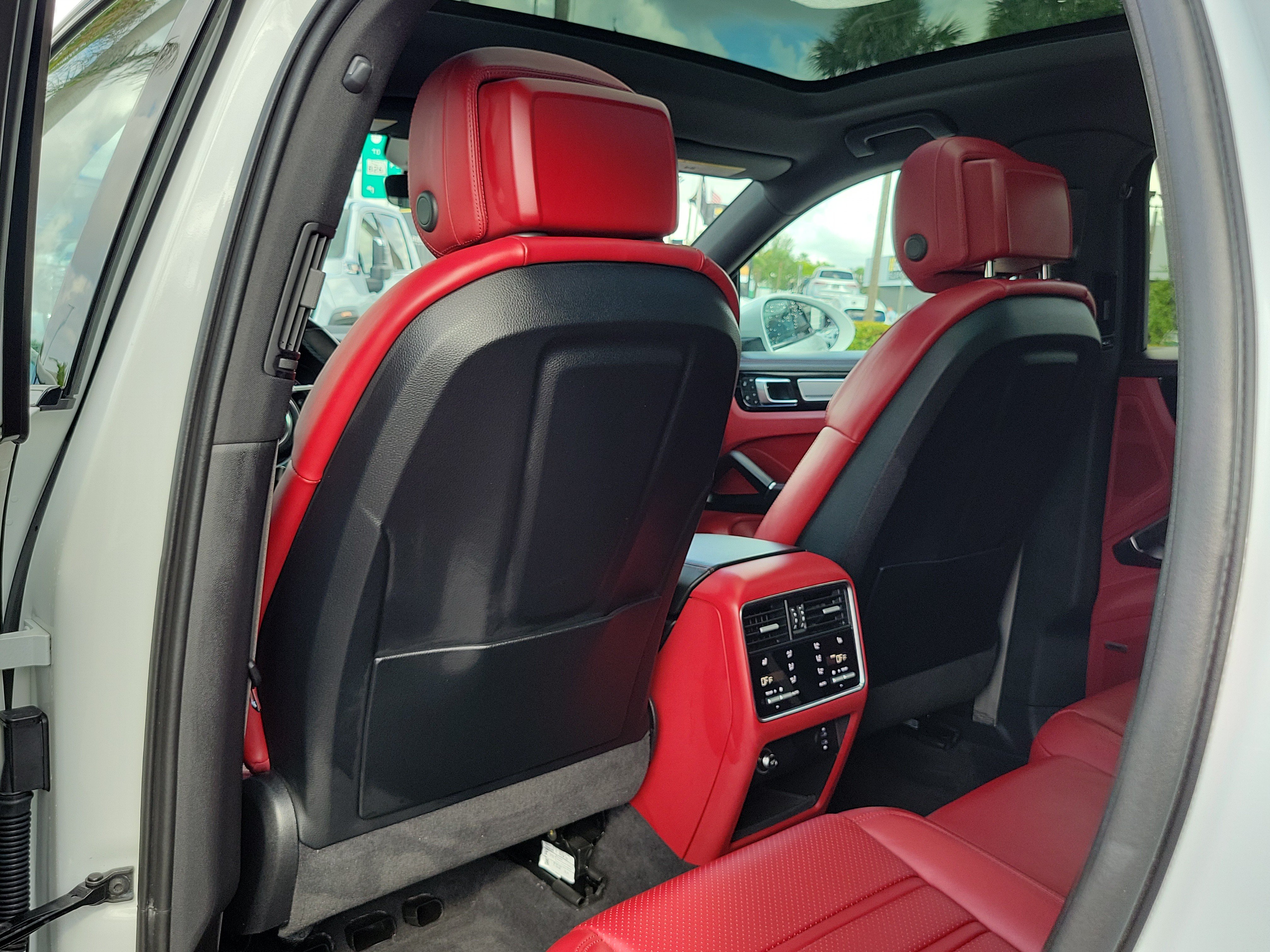 Used 2023 Porsche Cayenne Platinum Edition AWD/4WD image 16
