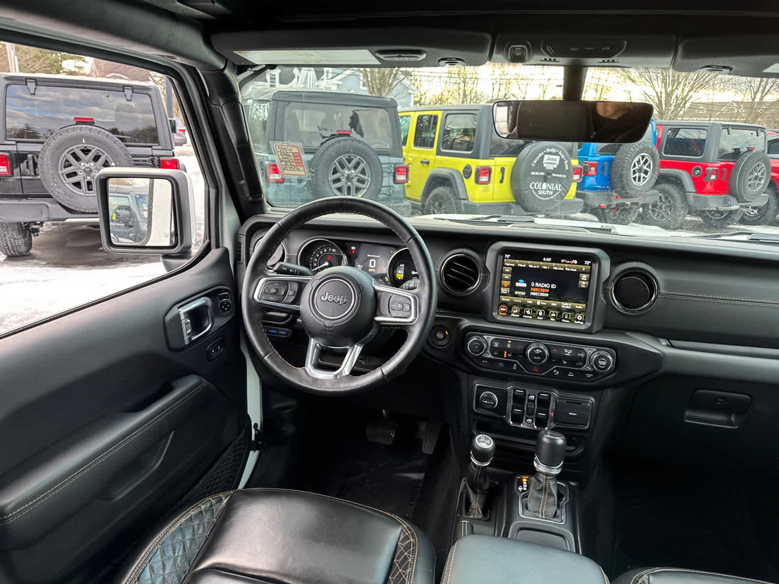 Used 2023 Jeep Wrangler Unlimited Sahara image 32