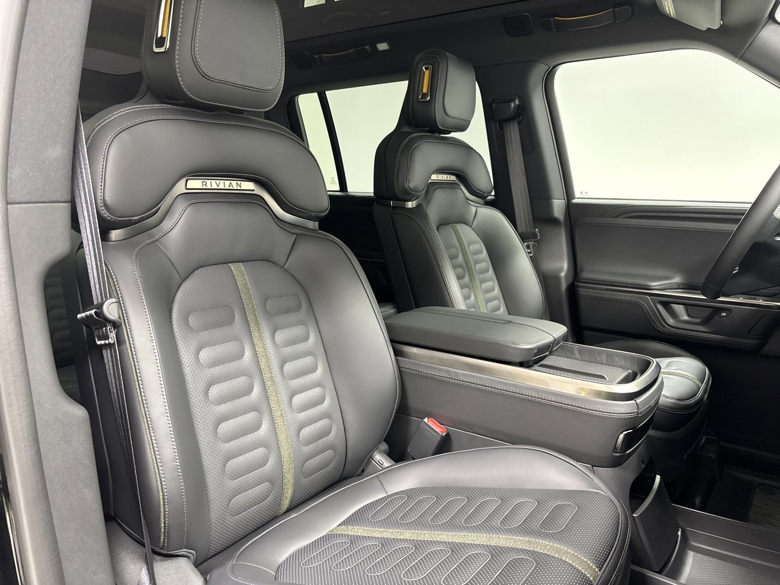 Used 2025 Rivian R1S Adventure AWD/4WD image 24