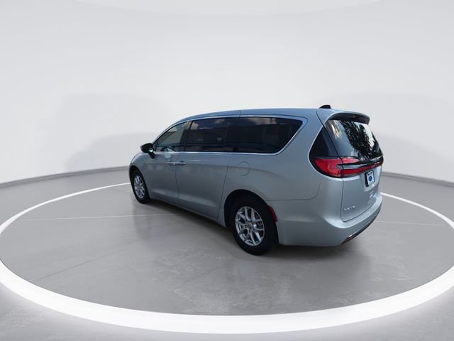 Used 2023 Chrysler Pacifica Touring-L FWD image 6