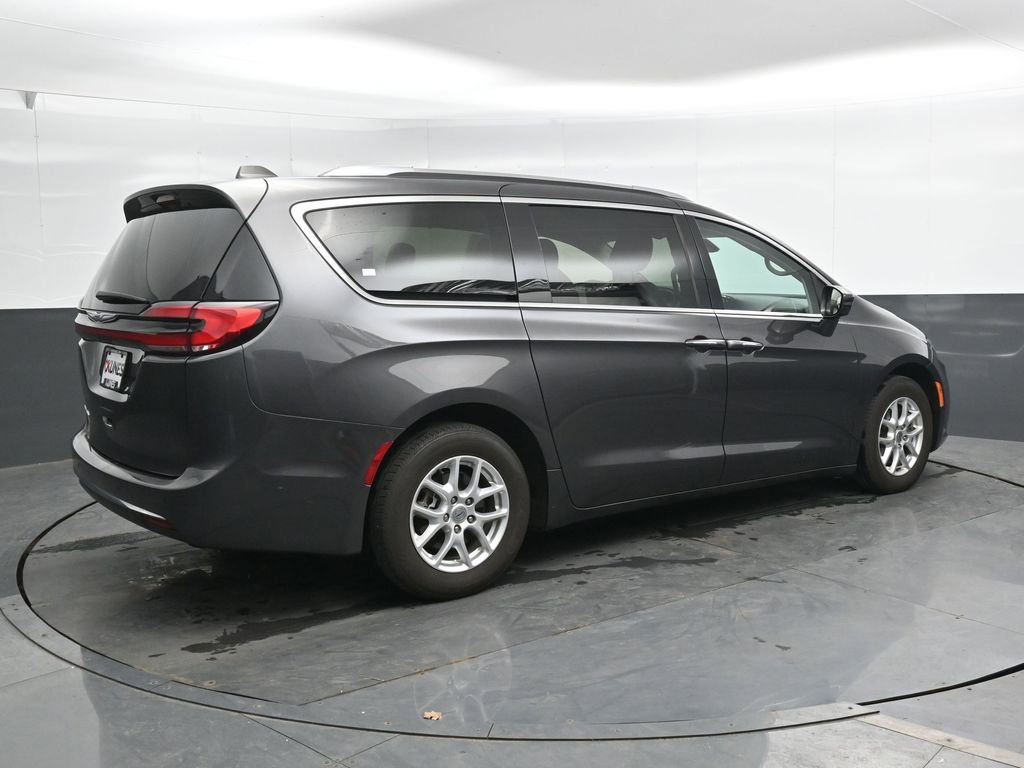 Used 2021 Chrysler Pacifica Touring-L w/ Uconnect Theater Family Group FWD image 3