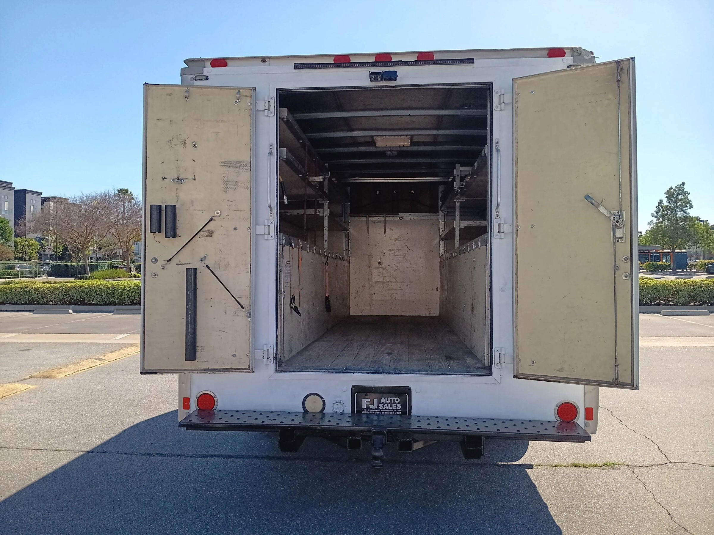 Used 2013 Ford E-450 and Econoline 450 Super Duty w/ Interior Upgrade Pkg RWD image 11