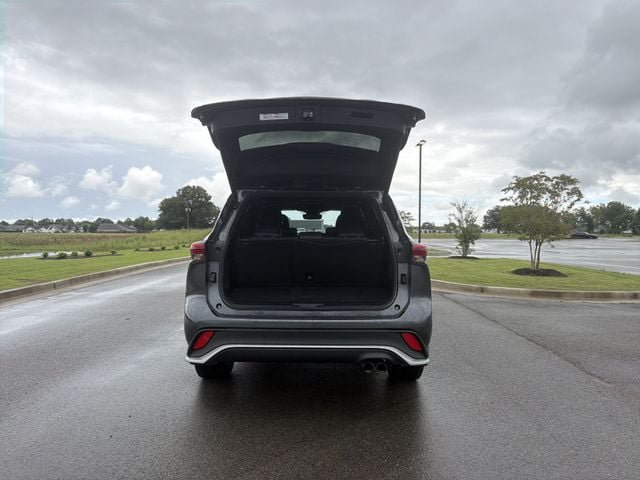 Used 2021 Toyota Highlander XSE FWD image 18