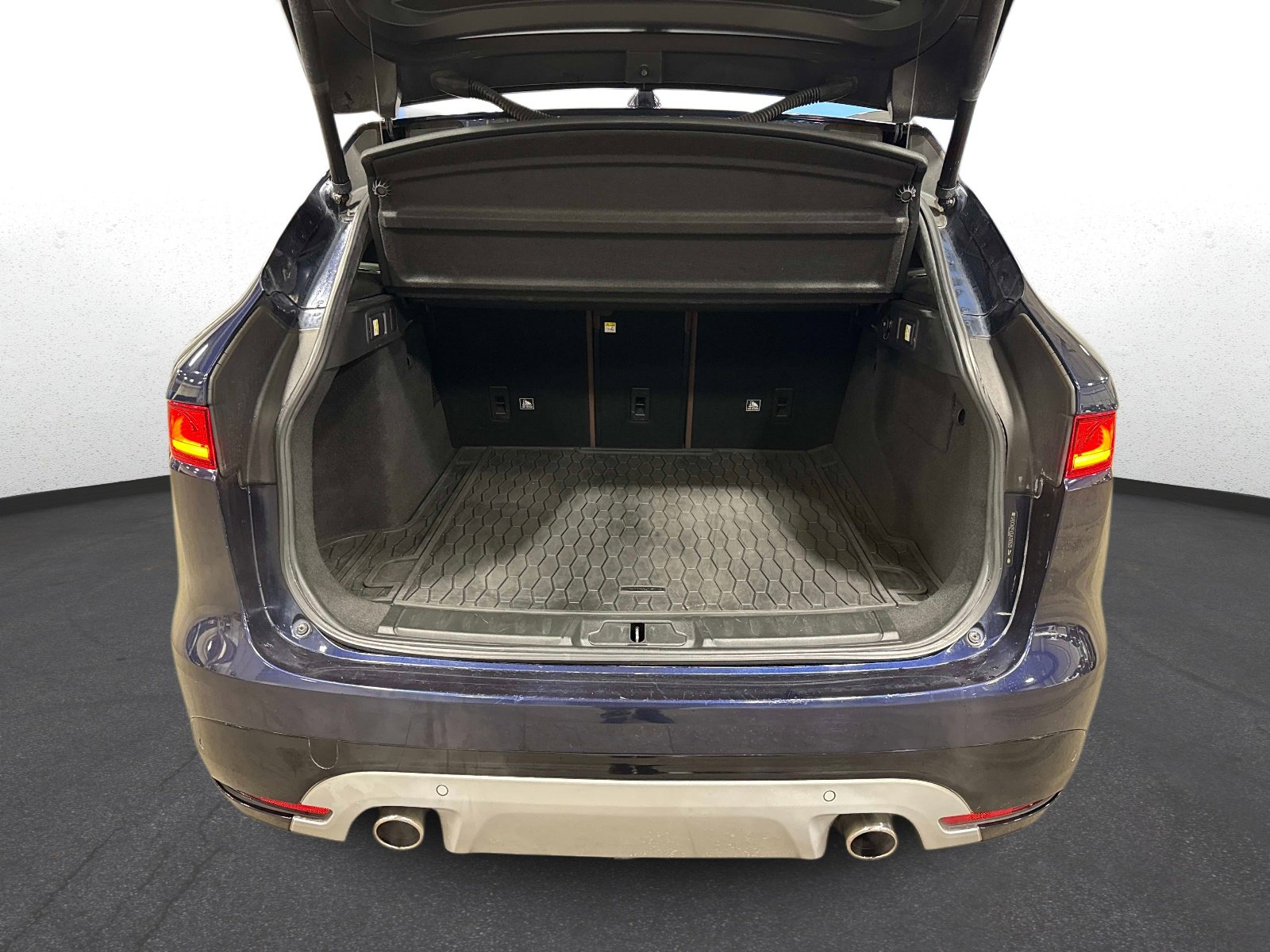 Used 2018 Jaguar F-PACE S image 11