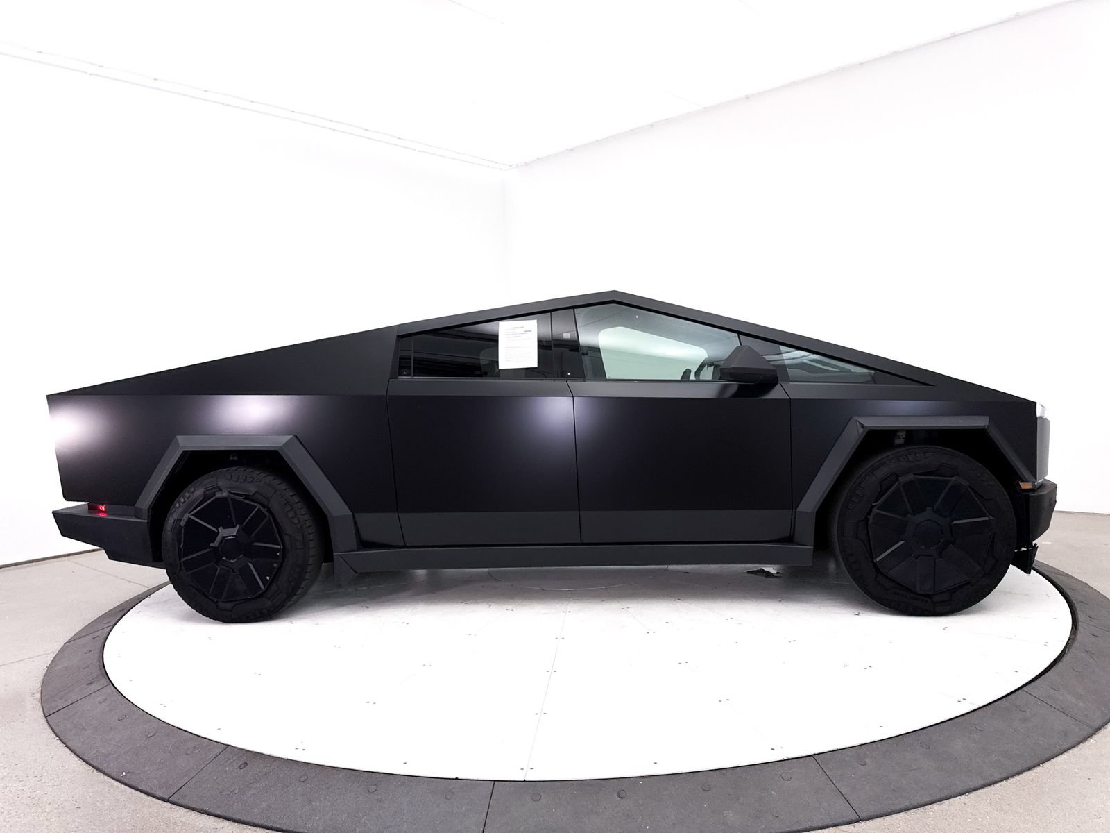 Used 2024 Tesla Cybertruck AWD Crew Cab image 38