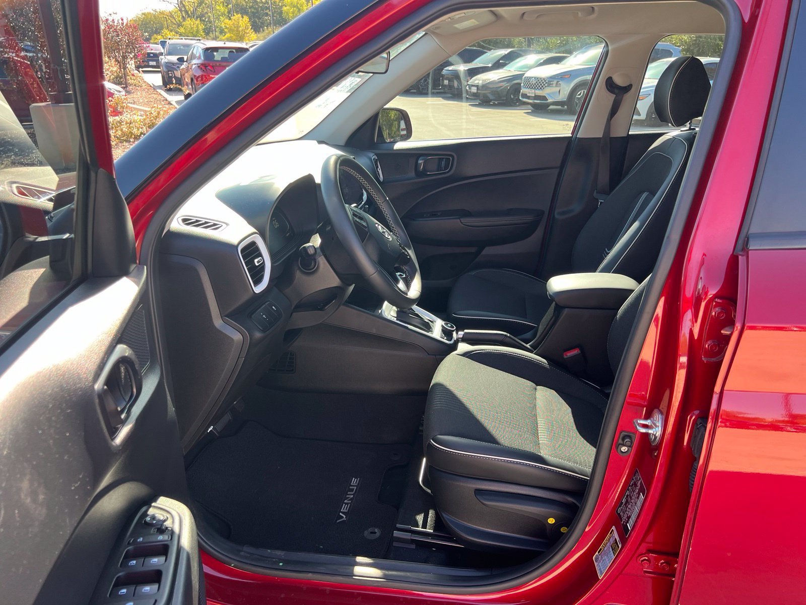 Used 2024 Hyundai Venue Limited FWD image 21