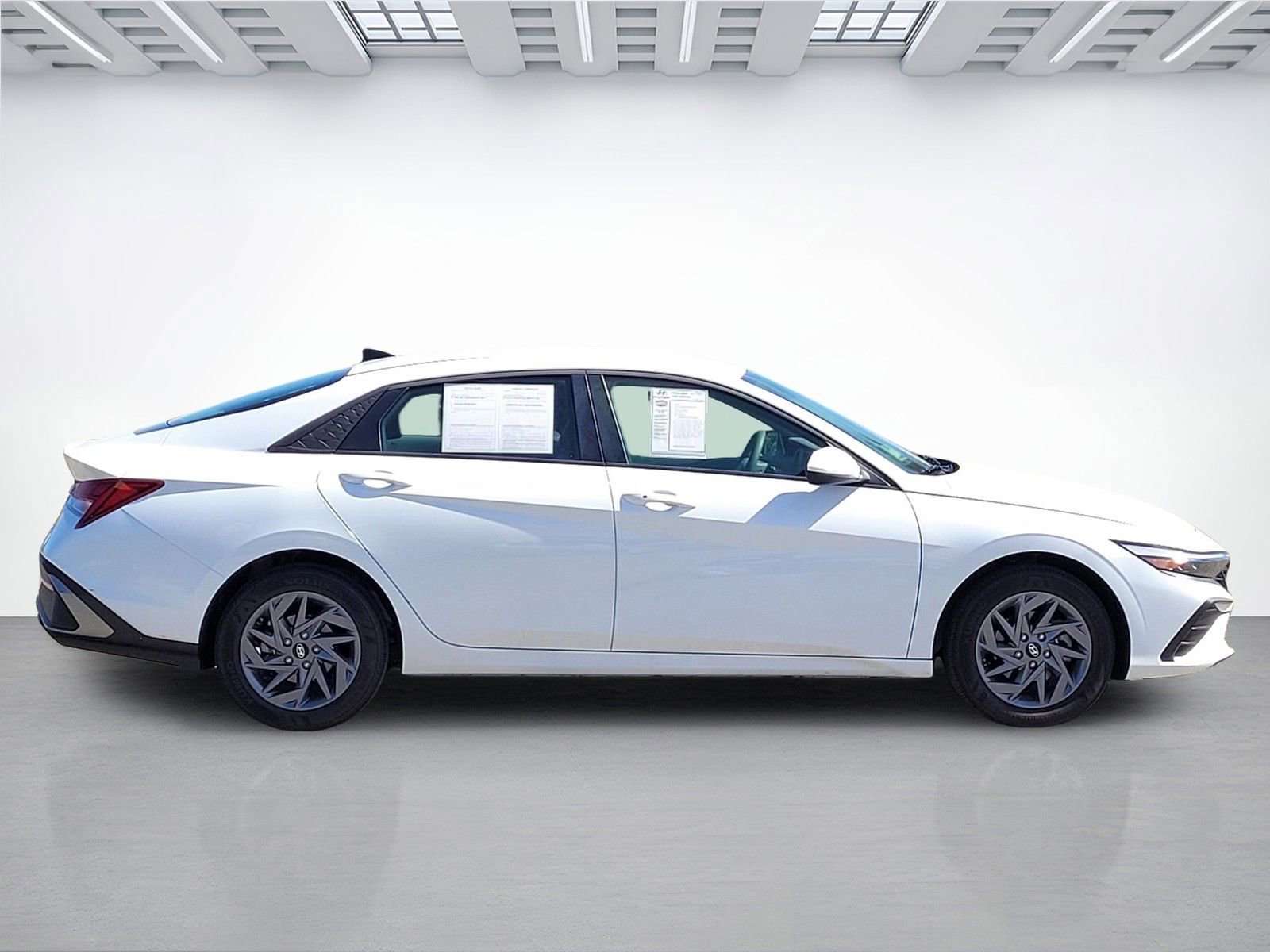 Used 2025 Hyundai Elantra Blue image 3